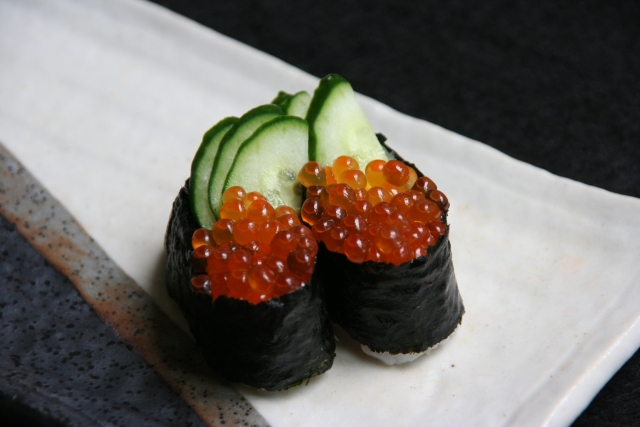 寿司屋で出されるイクラの軍艦巻きに キュウリが乗っているのはなぜ?