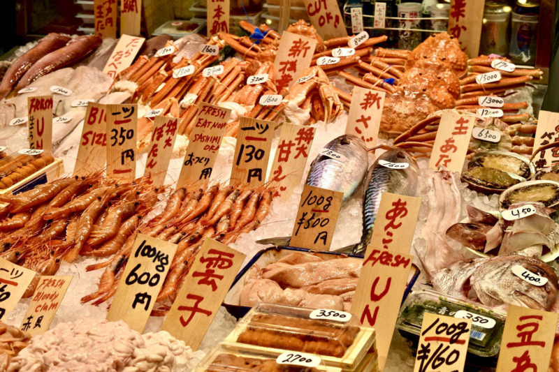 違和感クイズ　魚市場の何かがおかしい　　画像